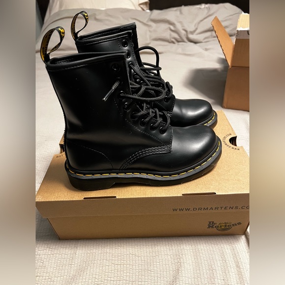 Dr. Martin 1460 8 eye boot smooth leather - Picture 5 of 6